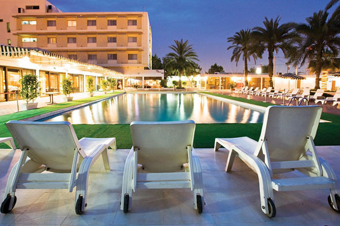 Бассейн отеля Ras Al Khaimah Hotel 4* (Рас Аль-Хайма Отель 4*) Фото отеля Ras Al Khaimah Hotel 4* (Рас Аль-Хайма Отель 4*)