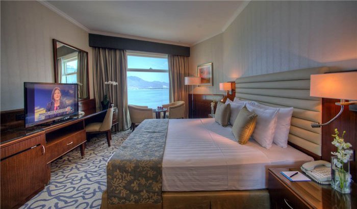 Номер Panoramic Suite отеля Oceanic Khorfakkan Resort & Spa 4* (Океаник Корфаккан Резорт энд Спа 4*)
