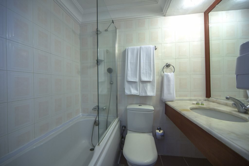 Ванная комната в номере отеля Standard Room отеля Sunbay Park Hotel 4* (Санбей Парк Отель 4*)