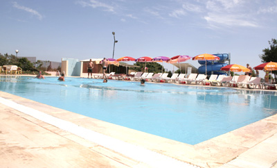 Бассейн отеля Larissa Holiday Beach Club 4* (Лариса Холидей Бич Клаб 4*) Фото отеля Larissa Holiday Beach Club 4* (Лариса Холидей Бич Клаб 4*)