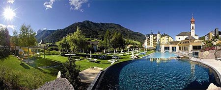 Фото - Бассейн отеля Adler Dolomiti Spa and Sport Resort (Валь Гардена, Южный Тироль, Италия)