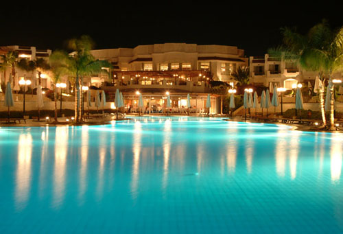 Ночной вид бассейна отеля Cyrene Sharm Hotel 4* (Сирен Шарм Отель 4*) Фото отеля Cyrene Sharm Hotel 4* (Сирен Шарм Отель 4*)