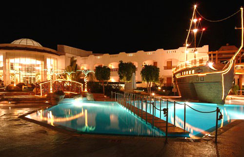 Ночной вид бассейна отеля Cyrene Sharm Hotel 4* (Сирен Шарм Отель 4*) Фото отеля Cyrene Sharm Hotel 4* (Сирен Шарм Отель 4*)