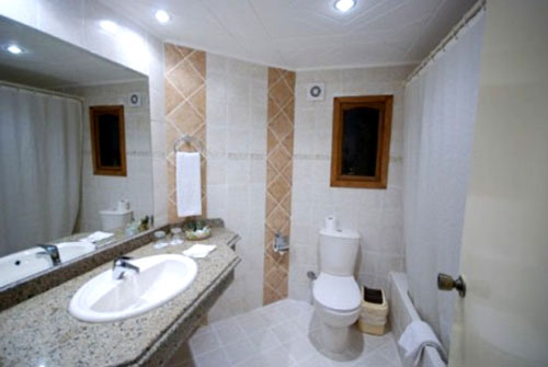 Ванная комната в номере отеля Coral Hills Resort 4* (Корал Хиллс Резорт 4*) Фото отеля Coral Hills Resort 4* (Корал Хиллс Резорт 4*)