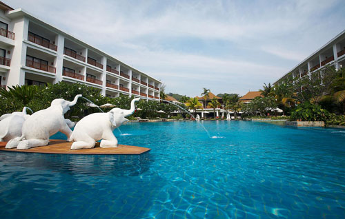 Бассейн отеля Naithonburi Beach Resort 4* (Найтонбури Бич Резорт 4*) Фото отеля Naithonburi Beach Resort 4* (Найтонбури Бич Резорт 4*)