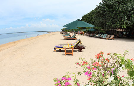 Пляж отеля Prama Sanur Beach Bali 5* (Прама Санур Бич Бали 5*) Фото отеля Prama Sanur Beach Bali 5* (Прама Санур Бич Бали 5*)