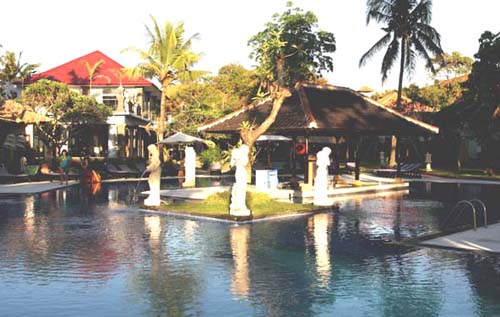 Бассейн отеля Puri Saron Hotel Seminyak 4* (Пури Сарон Отель Семиньяк 4*) Фото отеля Puri Saron Hotel Seminyak 4* (Пури Сарон Отель Семиньяк 4*)