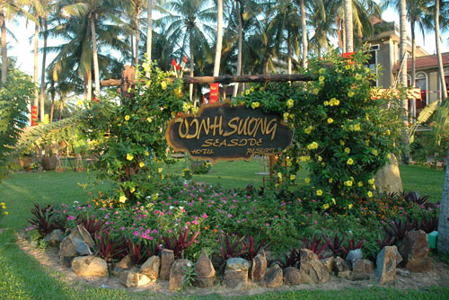 Сад отеля Vinh Suong Seaside Resort 3* (Винх Суонг Сисайд Резорт 3*) Фото отеля Vinh Suong Seaside Resort 3* (Винх Суонг Сисайд Резорт 3*)