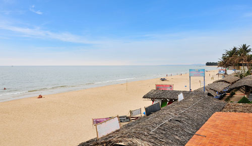 Пляж отеля Swiss Village Resort & Spa 4* (Свис Виладж Резорт энд Спа 4*) Фото отеля Swiss Village Resort & Spa 4* (Свис Виладж Резорт энд Спа 4*)