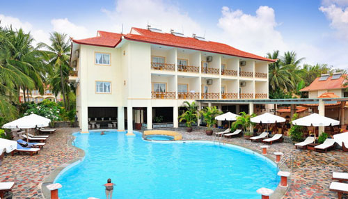 Бассейн отеля Swiss Village Resort & Spa 4* (Свис Виладж Резорт энд Спа 4*) Фото отеля Swiss Village Resort & Spa 4* (Свис Виладж Резорт энд Спа 4*)
