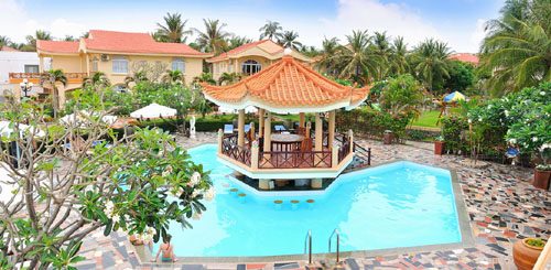 Бассейн отеля Swiss Village Resort & Spa 4* (Свис Виладж Резорт энд Спа 4*) Фото отеля Swiss Village Resort & Spa 4* (Свис Виладж Резорт энд Спа 4*)