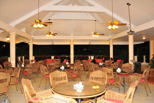 Ресторан отеля Swiss Village Resort & Spa 4* (Свис Виладж Резорт энд Спа 4*) Фото отеля Swiss Village Resort & Spa 4* (Свис Виладж Резорт энд Спа 4*)