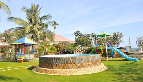 Детская площадка отеля Swiss Village Resort & Spa 4* (Свис Виладж Резорт энд Спа 4*) Фото отеля Swiss Village Resort & Spa 4* (Свис Виладж Резорт энд Спа 4*)