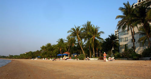 Пляж отеля Cholchan Pattaya Resort 4* (Чолчан Паттайя Резорт 4*) Фото отеля Cholchan Pattaya Resort 4* (Чолчан Паттайя Резорт 4*)