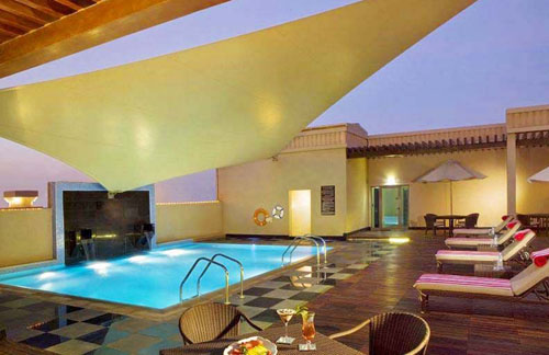 Бассейн отеля Mercure Gold Hotel Al Mina Road Dubai 4* (Меркури Голд Отель Аль Мина Роад Дубай 4*) Фото отеля Mercure Gold Hotel Al Mina Road Dubai 4* (Меркури Голд Отель Аль Мина Роад Дубай 4*)