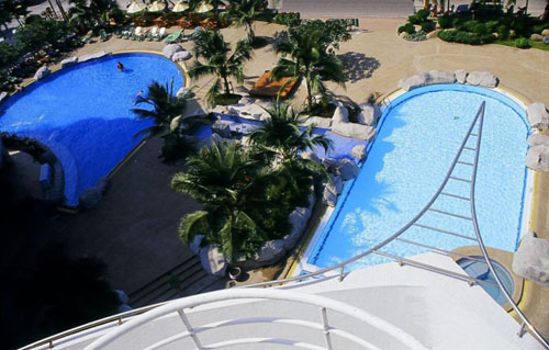 Бассейн отеля A-one The Royal Cruise Hotel Pattaya 4* (Эй-Ван Роял Круиз Отель Паттайя 4*) Фото отеля A-one The Royal Cruise Hotel Pattaya 4* (Эй-Ван Роял Круиз Отель Паттайя 4*)