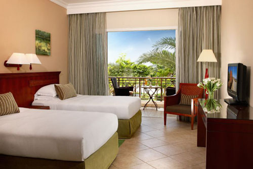 Номер отеля Fujairah Rotana Resort & Spa 5* (Фуджейра Ротана Резорт энд Спа 5*) Фото отеля Fujairah Rotana Resort & Spa 5* (Фуджейра Ротана Резорт энд Спа 5*)
