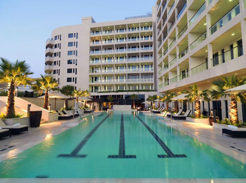 Бассейн отеля Crowne Plaza Abu Dhabi Yas Island 5* (Краун Плаза Абу-Даби Яс Айленд 5*) Фото отеля Crowne Plaza Abu Dhabi Yas Island 5* (Краун Плаза Абу-Даби Яс Айленд 5*)
