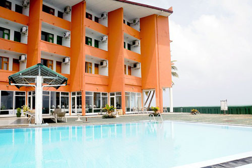 Бассейн отеля Hikkaduwa Beach Hotel 3* (Хиккадува Бич Отель 3*) Фото отеля Hikkaduwa Beach Hotel 3* (Хиккадува Бич Отель 3*)