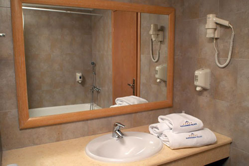 Ванная комната в номере отеля Alexandros Palace Hotel & Suites 5* (Александрос Палас Отель энд Сьютс 5*) Фото отеля Alexandros Palace Hotel & Suites 5* (Александрос Палас Отель энд Сьютс 5*)