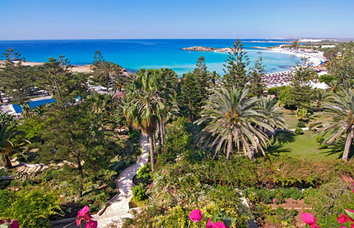 Сад отеля Nissi Beach Resort 4* (Нисси Бич Резорт 4*) Фото отеля Nissi Beach Resort 4* (Нисси Бич Резорт 4*)