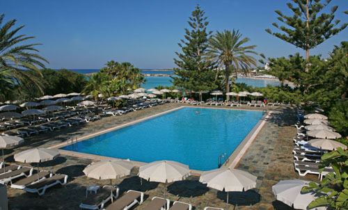 Бассейн отеля Nissi Beach Resort 4* (Нисси Бич Резорт 4*) Фото отеля Nissi Beach Resort 4* (Нисси Бич Резорт 4*)