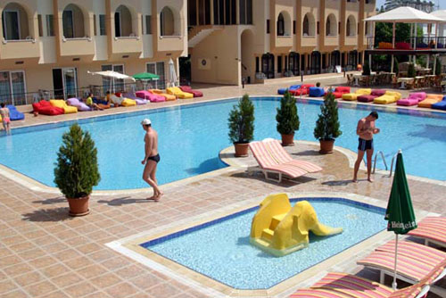 Бассейн отеля Residence Rivero Hotel 4* (Резиденс Риверо Отель 4*) Фото отеля Residence Rivero Hotel 4* (Резиденс Риверо Отель 4*)