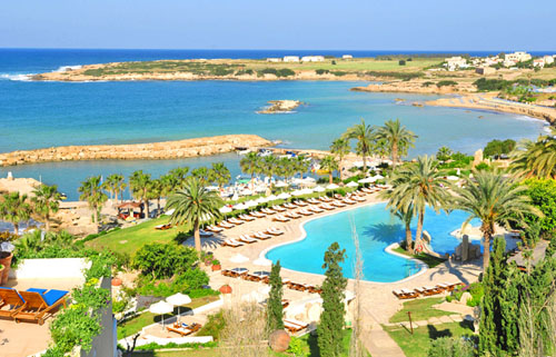 Бассейн отеля Coral Beach Hotel & Resort 5* (Корал Бич Отель энд Резорт 5*) Фото отеля Coral Beach Hotel & Resort 5* (Корал Бич Отель энд Резорт 5*)