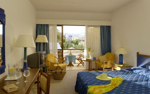 Номер отеля Coral Beach Hotel & Resort 5* (Корал Бич Отель энд Резорт 5*) Фото отеля Coral Beach Hotel & Resort 5* (Корал Бич Отель энд Резорт 5*)