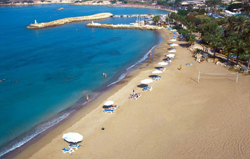 Пляж отеля Coral Beach Hotel & Resort 5* (Корал Бич Отель энд Резорт 5*) Фото отеля Coral Beach Hotel & Resort 5* (Корал Бич Отель энд Резорт 5*)