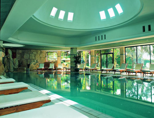 Крытый бассейн отеля Coral Beach Hotel & Resort 5* (Корал Бич Отель энд Резорт 5*) Фото отеля Coral Beach Hotel & Resort 5* (Корал Бич Отель энд Резорт 5*)