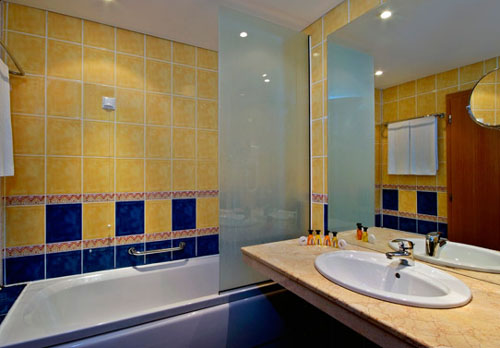 Ванная комната в номере отеля Sol Nessebar Mare 4* (Сол Несебр Маре 4*) Фото отеля Sol Nessebar Mare 4* (Сол Несебр Маре 4*)