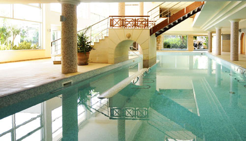Крытый бассейн отеля Le Meridien Limassol Spa & Resort 5* (Ле Меридиан Лимассол Спа энд Резорт 5*) Фото отеля Le Meridien Limassol Spa & Resort 5* (Ле Меридиан Лимассол Спа энд Резорт 5*)