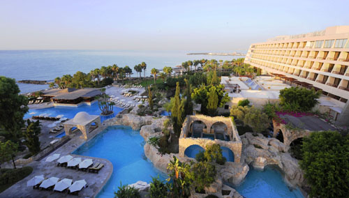 Бассейн отеля Le Meridien Limassol Spa & Resort 5* (Ле Меридиан Лимассол Спа энд Резорт 5*) Фото отеля Le Meridien Limassol Spa & Resort 5* (Ле Меридиан Лимассол Спа энд Резорт 5*)