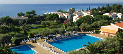 Бассейн отеля Atahotel Naxos Beach 4* (Атаотель Наксос Бич 4*) Фото отеля Atahotel Naxos Beach 4* (Атаотель Наксос Бич 4*)