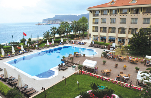 Бассейн отеля Fame Residence Kemer 5* (Фейм Резиденс Кемер 5*) Фото отеля Fame Residence Kemer 5* (Фейм Резиденс Кемер 5*)
