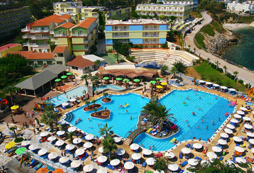 Бассейн отеля Eri Beach & Village 4* (Эри Бич энд Виладж 4*) Фото отеля Eri Beach & Village 4* (Эри Бич энд Виладж 4*)