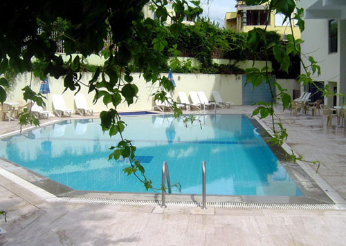 Бассейн отеля Kaftans Hotel 3* (Кафтанс Отель 3*) Фото отеля Kaftans Hotel 3* (Кафтанс Отель 3*)
