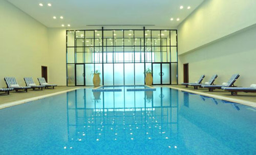 Бассейн отеля Ramada Hotel & Suites Ajman 4* (Рамада Отель энд Сьютс Аджман 4*) Фото отеля Ramada Hotel & Suites Ajman 4* (Рамада Отель энд Сьютс Аджман 4*)