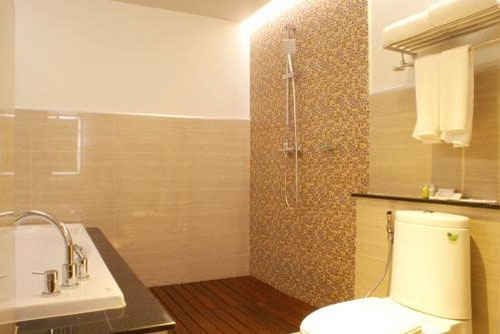 Ванная комната в номере отеля Aiyara Grand Hotel 4* (Айяра Гранд Отель 4*) Фото отеля Aiyara Grand Hotel 4* (Айяра Гранд Отель 4*)