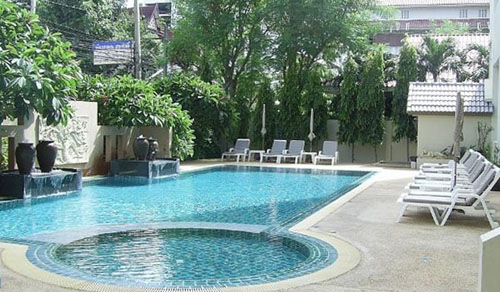 Бассейн отеля Crown Pattaya Beach Hotel 3* (Кроун Паттайя Бич Отель 3*) Фото отеля Crown Pattaya Beach Hotel 3* (Кроун Паттайя Бич Отель 3*)