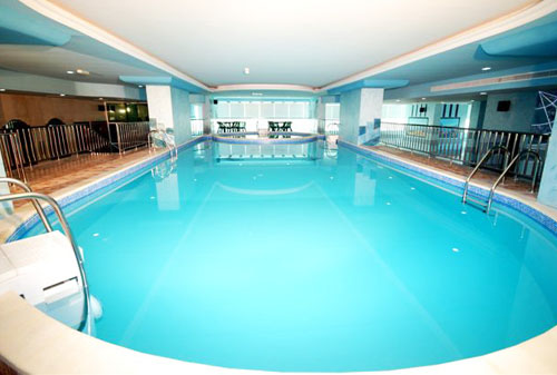 Крытый бассейн отеля Al Bustan Tower Hotel Suites 4* (Аль Бустан Тауэр Отель Сьютс 4*) Фото отеля Al Bustan Tower Hotel Suites 4* (Аль Бустан Тауэр Отель Сьютс 4*)