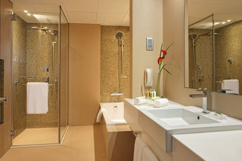 Ванная комната в номере отеля Cosmopolitan Hotel 4* (Космополитан Отель 4*) Фото отеля Cosmopolitan Hotel 4* (Космополитан Отель 4*)