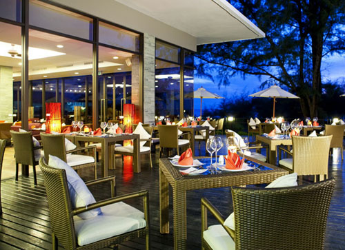 Ресторан отеля Grand West Sands Resort & Villas Phuket 5* (Гранд Вест Сандс Резорт энд Виллас Пхукет 5*) Фото отеля Grand West Sands Resort & Villas Phuket 5* (Гранд Вест Сандс Резорт энд Виллас Пхукет 5*)