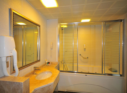 Ванная комната в номере отеля Golden Rock Beach Hotel 5* (Голден Рок Бич Отель 5*) Фото отеля Golden Rock Beach Hotel 5* (Голден Рок Бич Отель 5*)