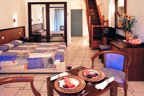 Номер Maisonette отеля Fodele Beach & Water Park Holiday Resort 5* (Фоделе Бич энд Вотер Парк Холидей Резорт 5*) Фото отеля Fodele Beach & Water Park Holiday Resort 5* (Фоделе Бич энд Вотер Парк Холидей Резорт 5*)