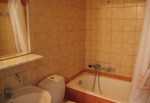 Ванная комната в номере отеля Dimitrios Village Beach Resort & Spa 4* (Димитриос Вилладж Бич Резорт энд Спа 4*) Фото отеля Dimitrios Village Beach Resort & Spa 4* (Димитриос Вилладж Бич Резорт энд Спа 4*)