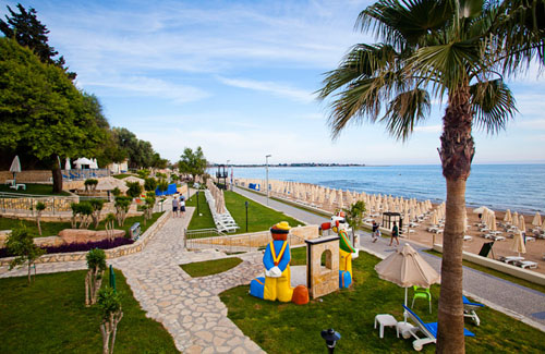 Пляж отеля Melas Holiday Village HV1 (Мелас Холидей Виладж HV1) Фото отеля Melas Holiday Village HV1 (Мелас Холидей Виладж HV1)