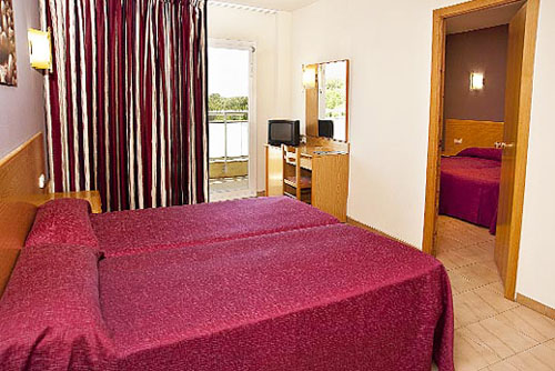 Номер Family Room отеля Medplaya Hotel Calypso 3* (Медплайя Отель Калипсо 3*) Фото отеля Medplaya Hotel Calypso 3* (Медплайя Отель Калипсо 3*)
