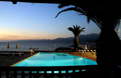 Бассейн отеля Hersonissos Village Hotel & Bungalows 4* (Херсонисос Виладж Отель энд Бунгало 4*) Фото отеля Hersonissos Village Hotel & Bungalows 4* (Херсонисос Виладж Отель энд Бунгало 4*)